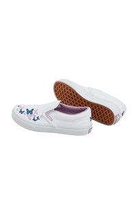 Bílé plátěné nazouvací boty s modrým a růžovým vyšíváním motýlů, fialovým podšíváním a texturovanou hnědou gumovou podrážkou.