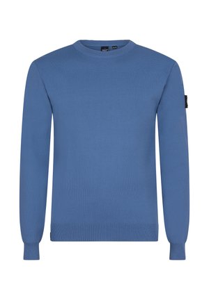 Blauer Strickpullover mit Rundhalsausschnitt, langen Ärmeln, gerippten Bündchen und Saum, der ein kleines Logopatch am linken Ärmel aufweist.