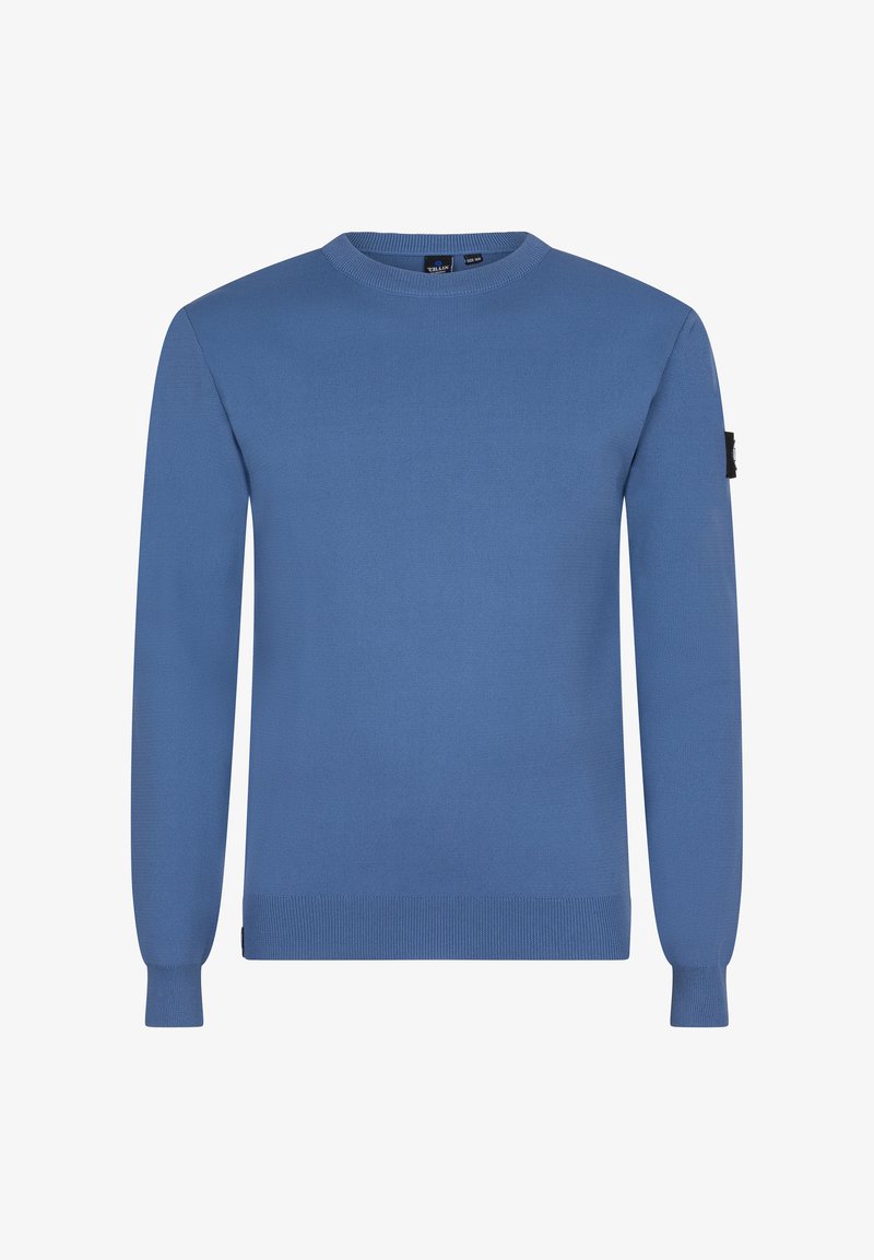 Niebieski sweter wykonany na drutach z okrągłym dekoltem, długimi rękawami, ściągaczami przy mankietach i dolnym brzegu, na lewej rękawie znajduje się niewielka naszywka z logo.