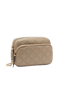 Bolso beige con un patrón texturizado y herrajes dorados, con un diseño de doble cremallera y una correa de cadena. Logo destacado.