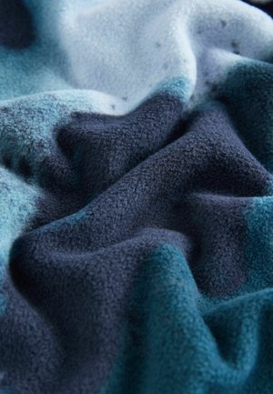 Fleece stof in tinten blauw en marine, met een zachte textuur, variërend in gradaties en een gladde, licht gemêleerde uitstraling.