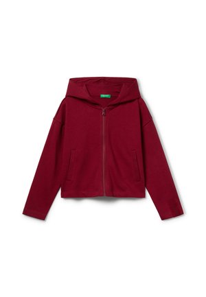 Burgunderfarbener Zip-Hoodie aus weichem Material mit großer Kapuze, zwei Fronttaschen und langen Ärmeln. Etikett ist am Ärmel sichtbar.
