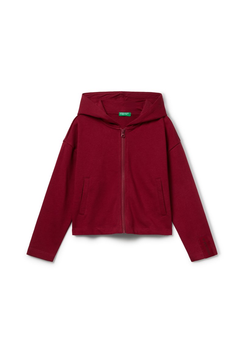 Felpa zipata bordeaux realizzata in tessuto morbido, dotata di un grande cappuccio, due tasche frontali e maniche lunghe. Etichetta visibile sulla manica.