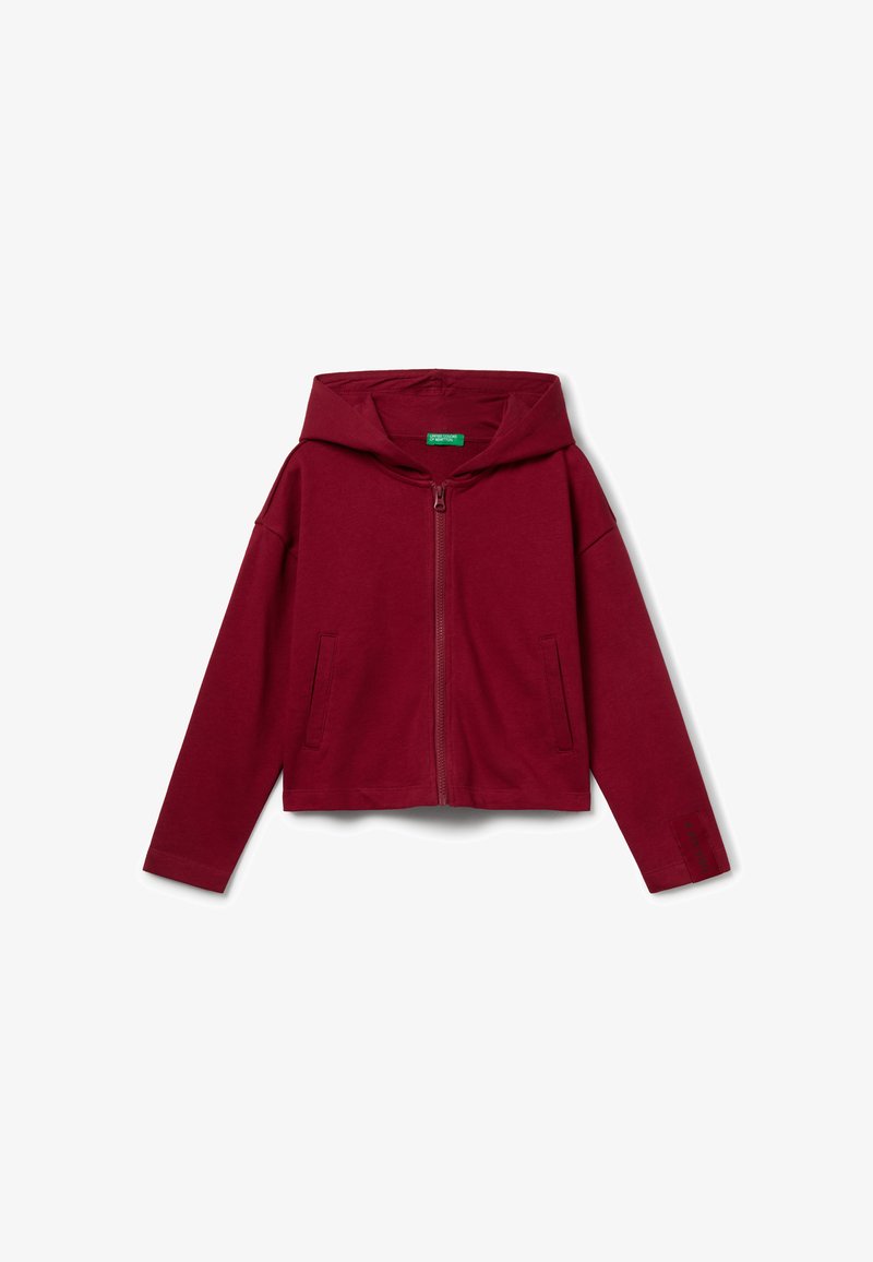 Felpa zipata bordeaux realizzata in tessuto morbido, dotata di un grande cappuccio, due tasche frontali e maniche lunghe. Etichetta visibile sulla manica.