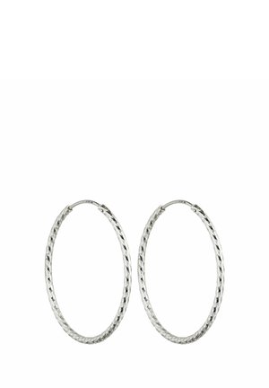 Boucles d'oreilles en argent en forme de créole avec une texture tressée, présentant une forme ronde épurée et une finition polie. Le diamètre est de taille moyenne.