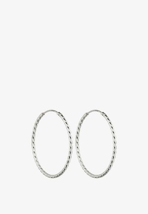 Silberne Creolen mit geflochtenem Muster, in schlanker runder Form und mit polierter Oberfläche. Der Durchmesser ist mittelgroß.