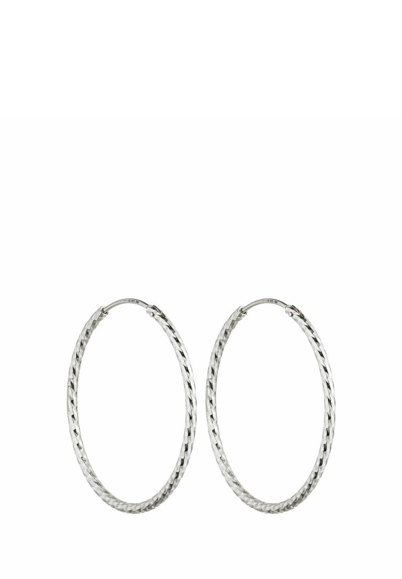 Silberne Creolen mit geflochtenem Muster, in schlanker runder Form und mit polierter Oberfläche. Der Durchmesser ist mittelgroß.