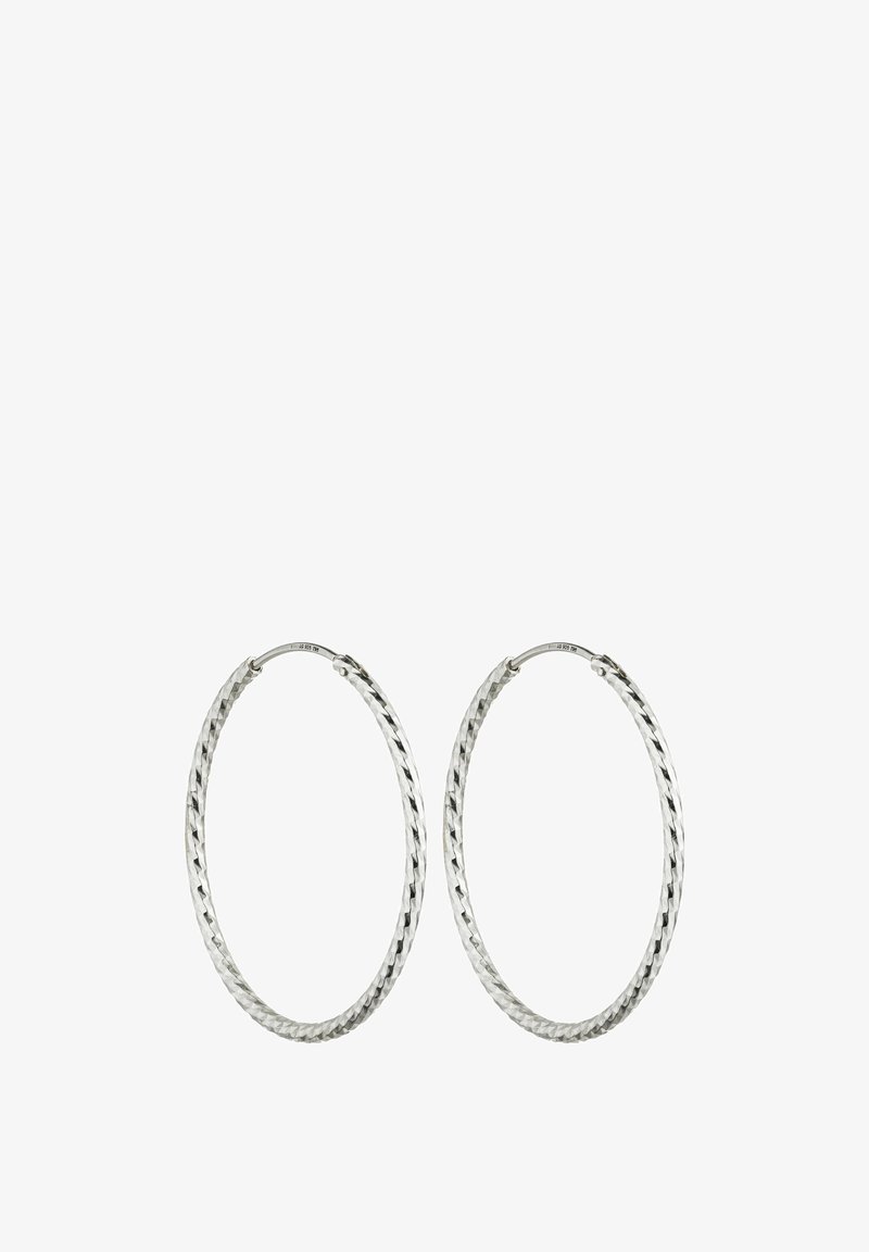 Silberne Creolen mit geflochtenem Muster, in schlanker runder Form und mit polierter Oberfläche. Der Durchmesser ist mittelgroß.