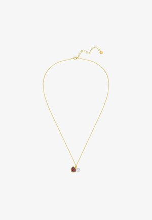 Guldkæde med et hjertevedhæng, der har røde sten og en hvid perle som accent, som fremviser et delikat design og en glat tekstur.