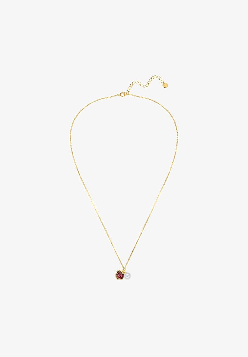 Guldkæde med et hjertevedhæng, der har røde sten og en hvid perle som accent, som fremviser et delikat design og en glat tekstur.