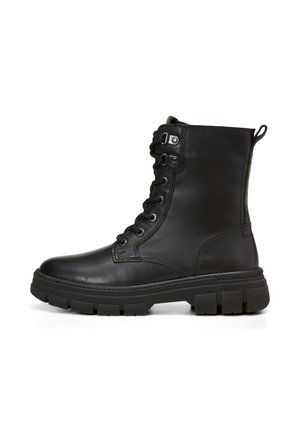 Bottine en cuir noir avec une tige haute, à lacets à l'avant et semelle en caoutchouc texturé noir ; présente des œillets en métal et une poignée.