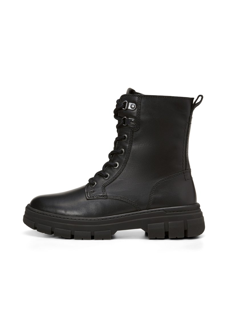 Bottine en cuir noir avec une tige haute, à lacets à l'avant et semelle en caoutchouc texturé noir ; présente des œillets en métal et une poignée.