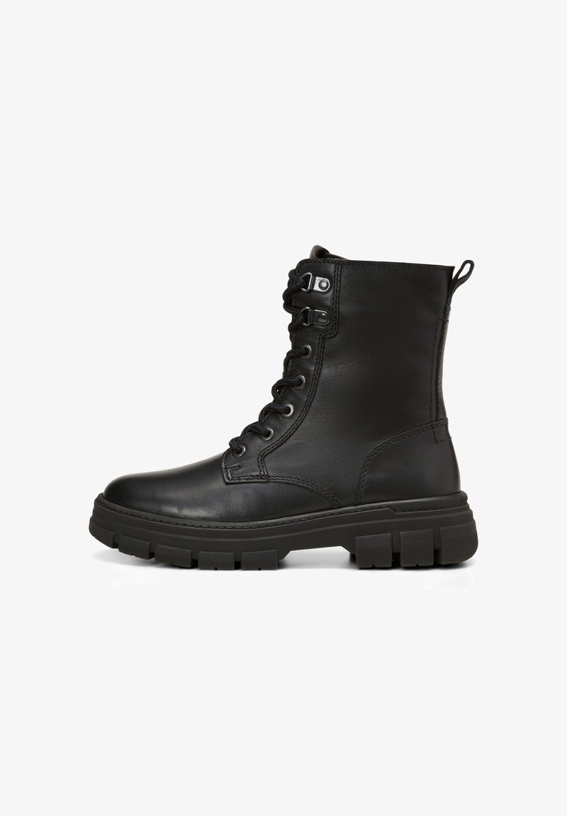 Bottine en cuir noir avec une tige haute, à lacets à l'avant et semelle en caoutchouc texturé noir ; présente des œillets en métal et une poignée.