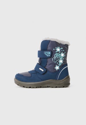 Blå vinterstøvle lavet af stof og syntetiske materialer, med en velcro-strop, faux pelsforing og et enhjørninggrafik med stjerner.