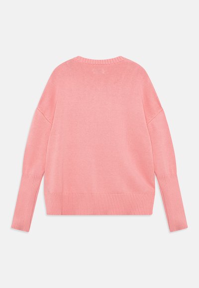 Roze trui met lange, iets te grote mouwen, geribbelde manchetten en zoom, met een zachte textuur en een ronde halslijn.