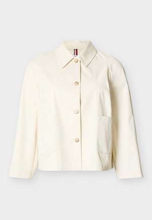 Gebroken-witte lange mouwen jas met kraag, vier knopen aan de voorkant en twee grote opgestikte zakken.