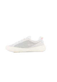 Sneaker atletico bianco con tomaia in rete traspirante, punta tonda, design con lacci, suola intermedia testurizzata e un accento rosa chiaro nel tallone.
