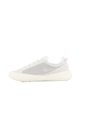 Sneaker atletico bianco con tomaia in rete traspirante, punta tonda, design con lacci, suola intermedia testurizzata e un accento rosa chiaro nel tallone.