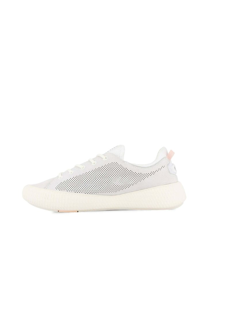 Sneaker atletico bianco con tomaia in rete traspirante, punta tonda, design con lacci, suola intermedia testurizzata e un accento rosa chiaro nel tallone.