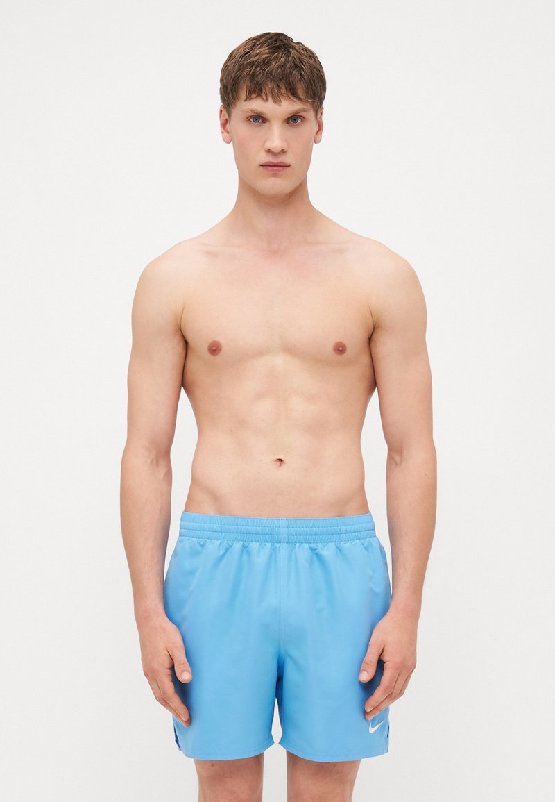Shorts de bain bleus avec une taille élastique et un petit logo blanc sur le côté, texture lisse et longueur au-dessus du genou.
