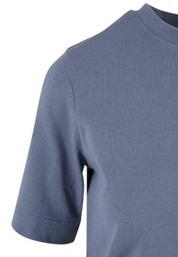 T-shirt en coton bleu avec un col rond et des manches courtes. Le tissu a une texture lisse avec un design simple et uni.