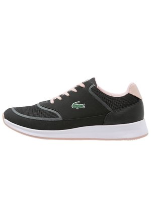 Baskets athlétiques noires et roses avec semelle blanche, dessus en mesh et cuir, lacets roses et logo crocodile vert sur le côté.