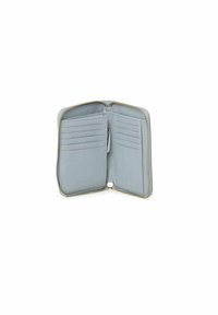 Cartera de cierre mediante cremallera en gris claro, con múltiples ranuras para tarjetas, textura suave, bolsillo interno y cremallera dorada contrastante.