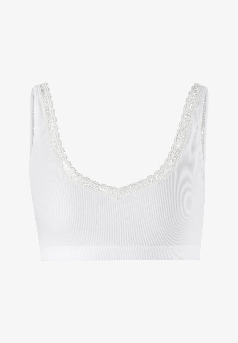 Hvid ribbet bralette med v-hals design, prydet med delikate bølgede kantbånd langs halslinjen og ærmegab. Blød tekstur.