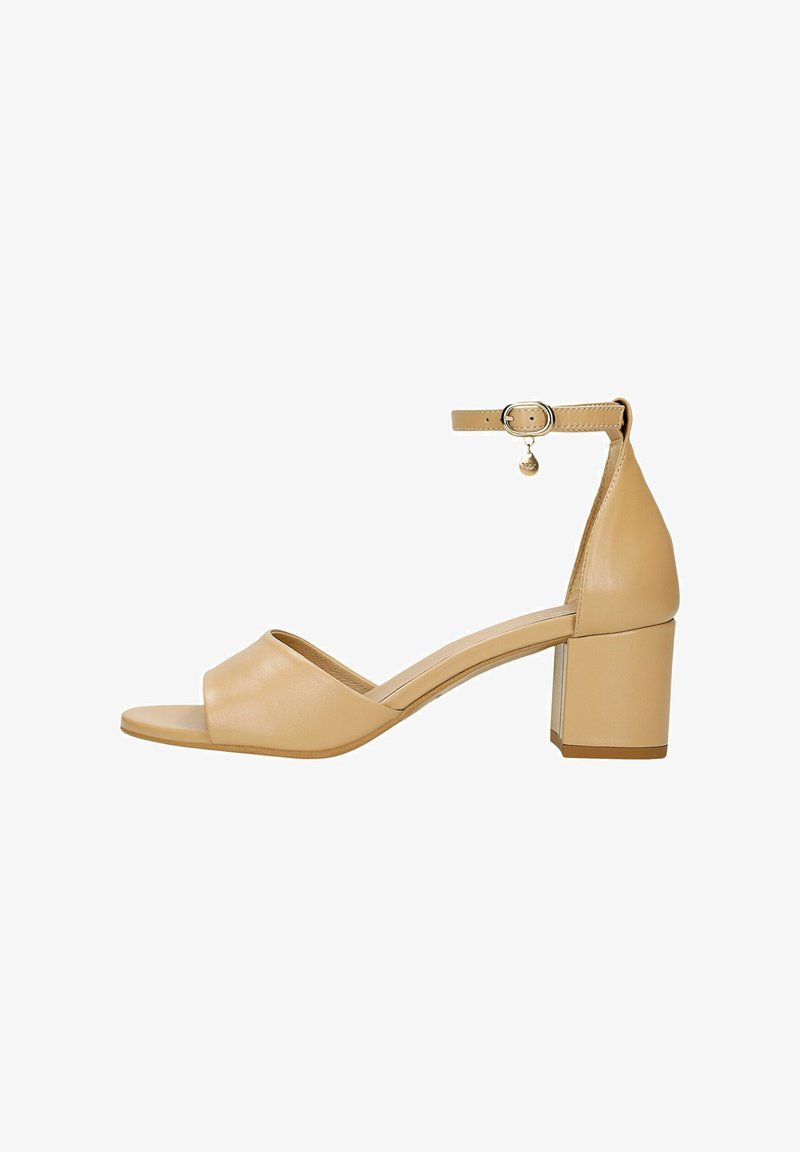 Beige Lederblockabsatzsandale mit offener Zehenpartie, Knöchelriemen und Schnallenverschluss. Glatte Textur, minimalistisches Design und stabiler Absatz.