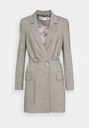 Grijze blazer van gestructureerde stof, voorzien van een riem, twee voorzakken, opstaande revers en een enkele knoopsluiting. Voering binnenin zichtbaar.