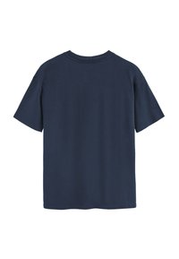 Marinblå bomullströja, korta ärmar, avslappnad passform, rundad halsringning, enfärgad design utan synliga mönster eller detaljer.