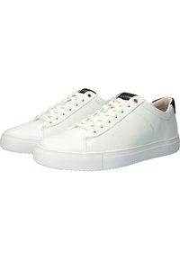 Sneaker in pelle bianca con profilo basso, punta arrotondata e suola in gomma testurizzata. Presenta un accento nera sul tallone e chiusura con lacci.