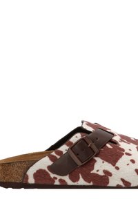 Sandalia tipo slip-on de fondo de corcho con manchas marrones y blancas, cuenta con una correa ajustable de cuero marrón y un material superior suave y texturizado.