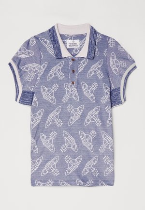 Polo bleu à manches courtes avec motif blanc d'orbes planétaires, col et poignets contrastants, et trois boutons marron sur la patte de boutonnage.