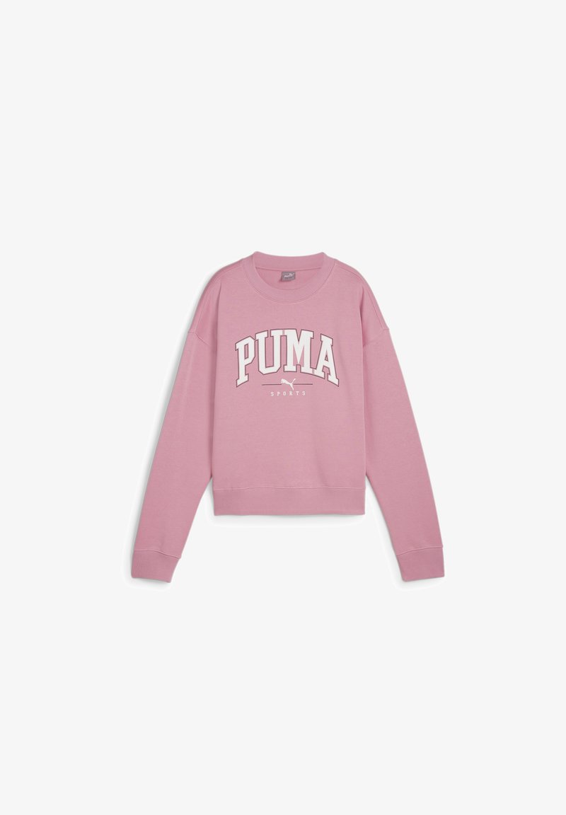 Sudadera corta rosa hecha de tejido suave, con mangas largas y un gran logo blanco de "PUMA" con "SPORTS" debajo.