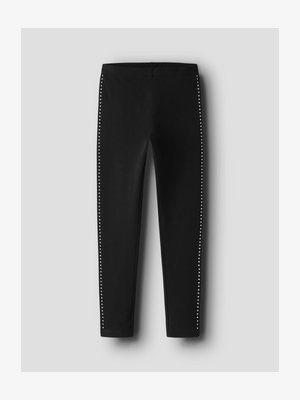 Svarte tettsittende bukser med sølvfarga nagler som går vertikalt ned begge yttersømmene, vist mot en nøytral grå bakgrunn.