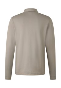 Beige polo triko s dlouhým rukávem, měkkou texturou, stojáčkovým límcem a přišitými manžetami; má jednoduchý, čistý design.