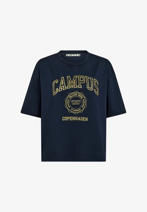 Marineblauw katoenen T-shirt met korte mouwen, voorzien van geel geborduurde tekst "CAMPUS" en "COPENHAGEN" in een collegestijl ontwerp.