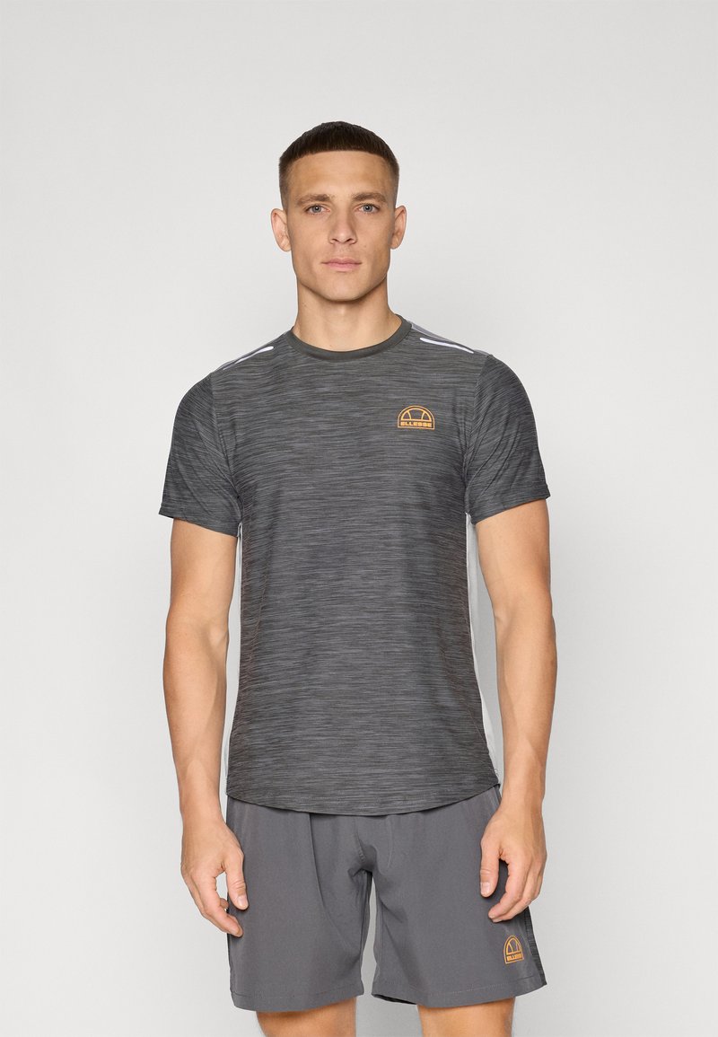 Grå treningst-t-skjorte med horisontal tekstur, som har en liten oransje logo og hvite striper på skuldrene, kombinert med grå shorts.
