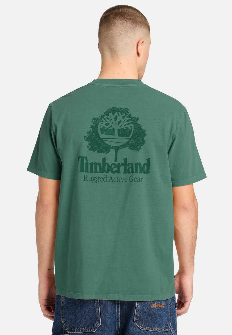 Timberland RUGGED ACTIVE GEAR BACK GRAPHIC TEE - Triko s potiskem - dark green