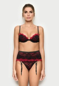 Set di reggiseno in pizzo nero e fascetta per gamba con bordi in pizzo rosso, spalline regolabili, motivi floreali e clip per calze attaccate.