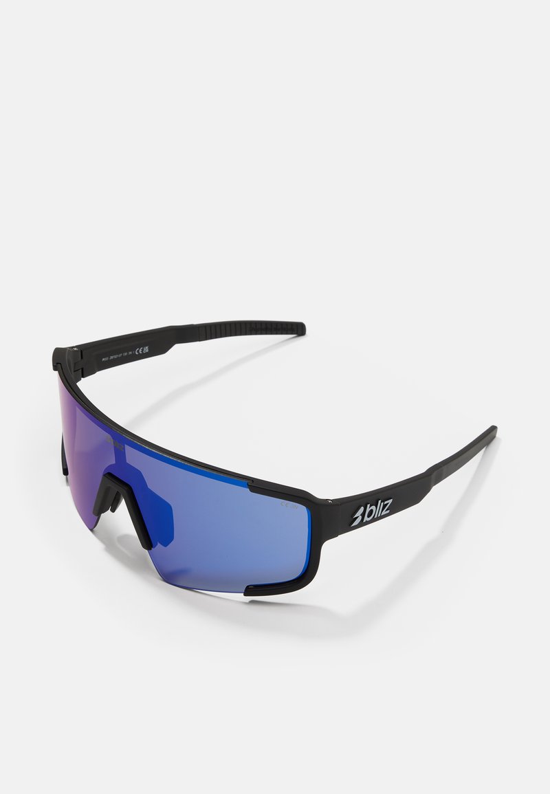Okulary sportowe z czarną oprawką i niebieskimi, lustrzanymi soczewkami. Posiadają przylegający design oraz teksturowane końcówki zauszników dla lepszego uchwytu.