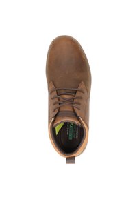 Botín de cuero marrón hasta el tobillo con punta redondeada, diseño con cordones, cuello acolchado y acentos contrastantes en color beige. Cuenta con una plantilla de espuma viscoelástica.