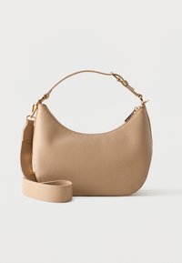 Μπεζ δερμάτινη τσάντα ώμου με υφή, καμπυλωτό σχήμα, επιχρυσωμένα μεταλλικά στοιχεία, ρυθμιζόμενο λουράκι και κλείσιμο με φερμουάρ στην κορυφή.