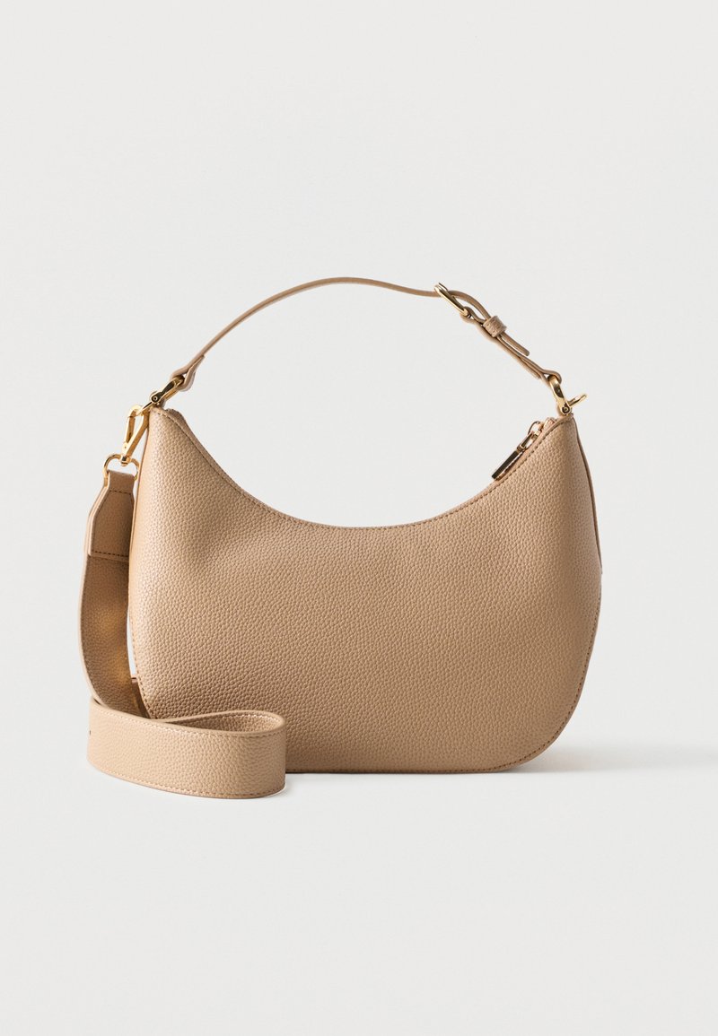 Μπεζ δερμάτινη τσάντα ώμου με υφή, καμπυλωτό σχήμα, επιχρυσωμένα μεταλλικά στοιχεία, ρυθμιζόμενο λουράκι και κλείσιμο με φερμουάρ στην κορυφή.