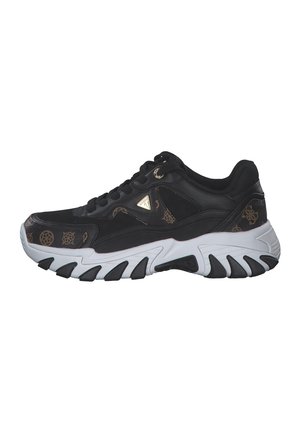 Baskets de sport noires avec une tige texturée présentant un motif brun subtil. Semelle épaisse noire et blanche avec des accents courbés et un logo.