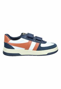 Sneaker con una combinazione di colori bianca, blu navy e arancione; presenta materiali in pelle e camoscio, strap in velcro e suola in gomma spessa.