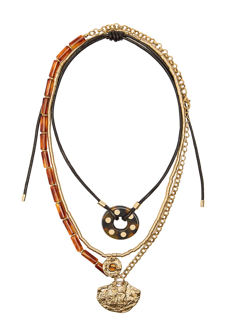 Naszyjnik warstwowy z łańcuszkami w kolorze złotym, teksturowanymi bursztynowymi koralikami oraz okrągłą czarną zawieszką z otworami, a także złotym przywieszką z detalicznym wzorem.