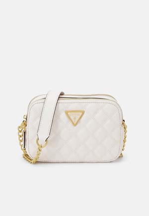 Witte gewatteerde leren crossbodytas met gouden kettingschouderriem en Guess-logo op de voorkant.
