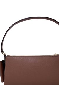 Tumši brūns ādas plecu soma ar teksturētu virsmu, zelta rāvējslēdzis un šaurs, regulējams plecu siksniņa universālai lietošanai.